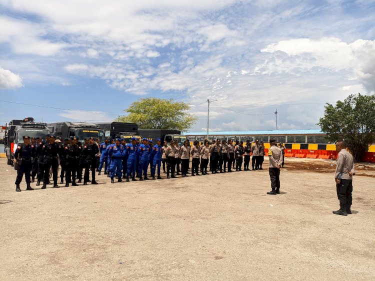 Karoops Polda NTT Lepas 117 Personel BKO untuk Bantu Penanganan Korban Erupsi Gunung Lewotobi