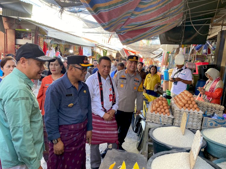 Kapolresta Kupang Kota Dampingi Penjabat Wali Kota, Sidak Pasar Pastikan Ketersediaan Sembako Jelang Nataru