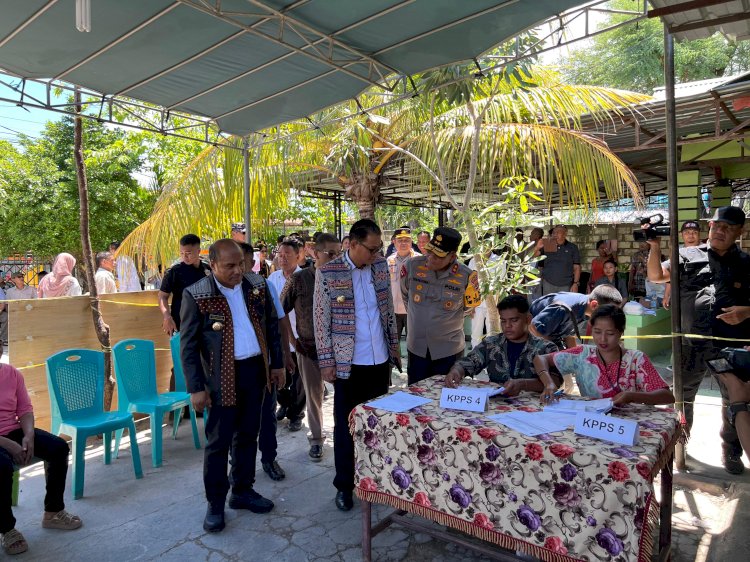 Kapolresta Kupang Kota Dampingi Kapolda NTT Pantau Pemungutan Suara di TPS Lasiana