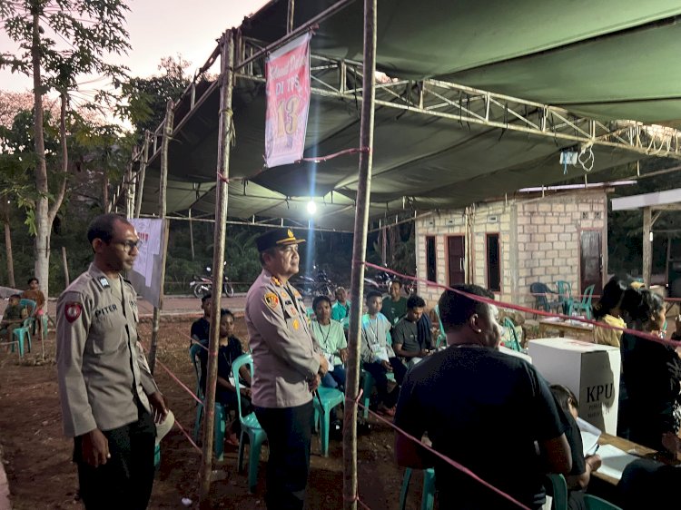 Kapolresta Kupang Kota Pantau Langsung Penghitungan Suara di TPS Kampung Fatubena Kolhua