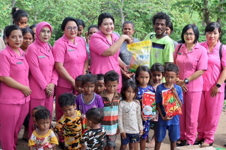 Bhayangkari Cabang Kota Kupang Kota Berikan Bantuan Sembako dan Makan Gratis di Kampung Pemulung