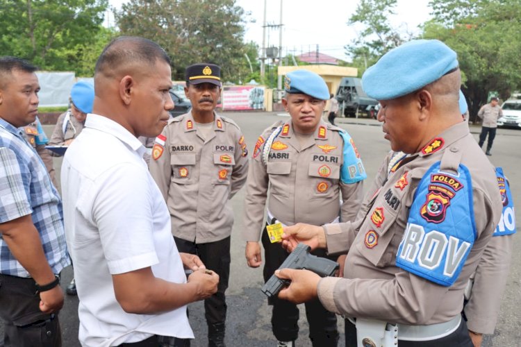 Propam Polda NTT Lakukan Pemeriksaan Senpi dan Tes Urine Anggota Polresta Kupang Kota.