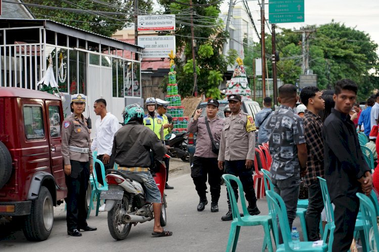 Ratusan Gereja di Kota Kupang Dijaga Ketat Polisi saat Misa Malam Natal