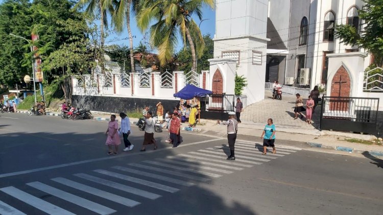 Satlantas Polresta Kupang Kota Lakukan Pengamanan dan Gatur Lalin Ibadah di Gereja