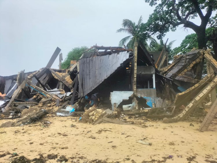 Bencana Angin Puting Beliung di Pasir Panjang, Bhabinkamtibmas Turun ke Lokasi dan Imbau Warga Waspada