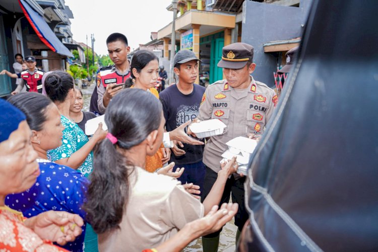 Buka Dapur Umum, 3.000 Paket Nasi Dibagikan Polres Brebes Bantu Warga Terdampak Banjir