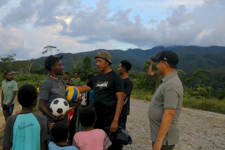 Satgas Ops Damai Cartenz Pererat Hubungan dengan Pemuda Lewat Dukungan Olahraga