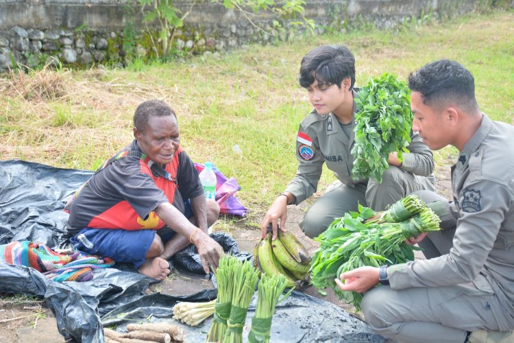 Peduli Perekonomian Lokal, Polisi Belanja Langsung dari Mama-Mama Papua di Mimika.