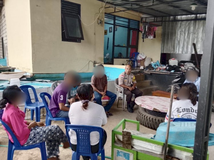 Cemburu Berlanjut Pisah Rumah, Bhabinkamtibmas Batuplat Damaikan Persoalan Rumah Tangga Warga.