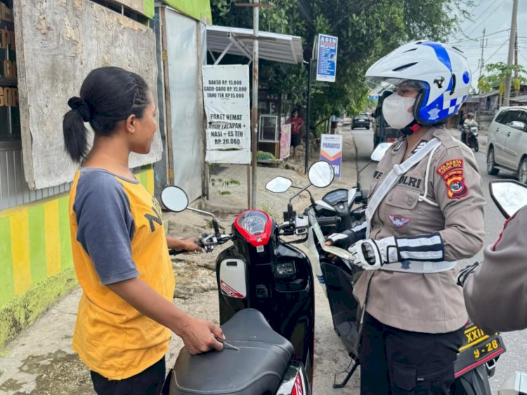 Patroli Polwan Sat Lantas Polresta Kupang Kota, Berikan Teguran Terhadap Pelanggaran Kasat Mata.