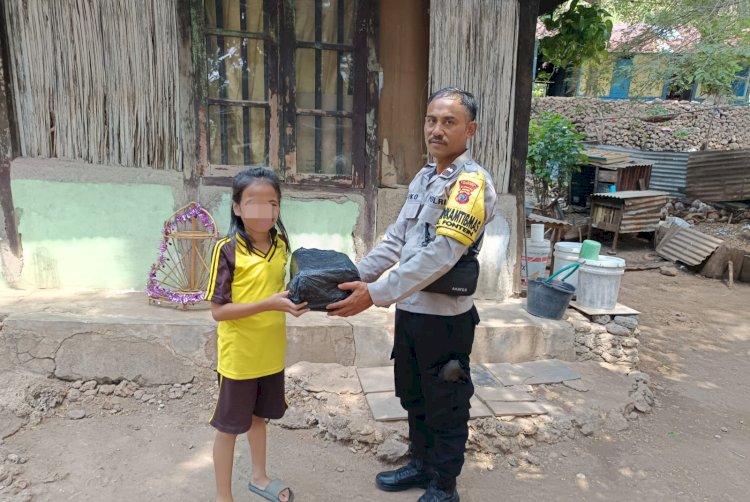 Bhabinkamtibmas Aipda Niko Djami, Berikan Bantuan Perlengkapan Sekolah kepada Anak Kurang Mampu di Fontein.