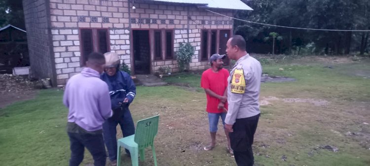 Bhabinkamtibmas Kelurahan Kolhua Turun ke Lokasi Bencana Akibat Angin Kencang