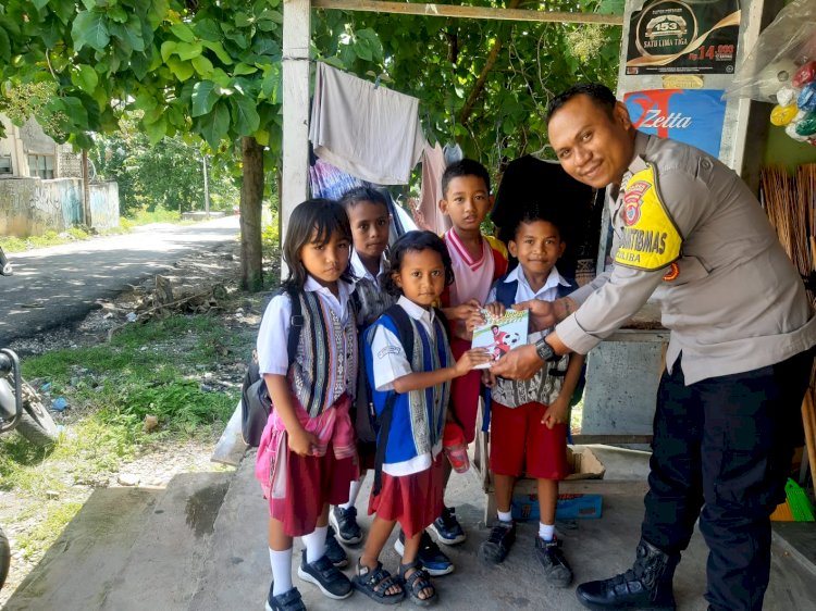 Peduli Pendidikan Anak, Bhabinkamtibmas Liliba Berikan Bantuan Buku Tulis.