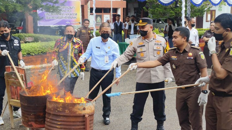 Kapolresta Kupang Kota Hadiri Pemusnahan Barang Bukti Tindak Pidana Umum.