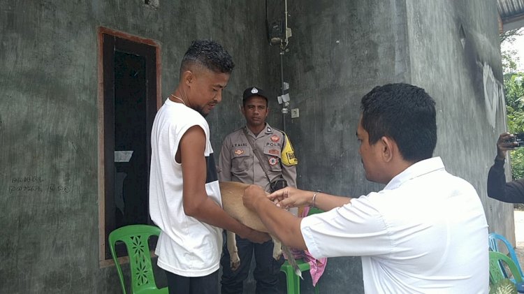 Adanya Vaksinasi Rabies, Bhabinkamtibmas Naimata Dampingi Petugas dan Imbau Warga untuk Patuh Terhadap Anjuran Pemerintah.