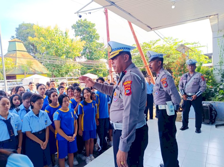 Tumbuhkan Kesadaran Berlalu Lintas, Satlantas Polresta Kupang Kota Sambangi SMA Kristen Mercusuar.