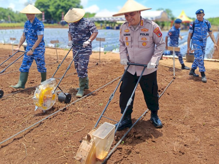 Kapolresta Kupang Kota Ikut Penanaman Tanaman Hortikultura di Lanud El Tari