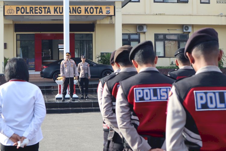 Kapolresta Kombes Aldinan Memberikan Sosialisasi Pentingnya Literasi Digital Bagi Anggota Polresta Kupang Kota