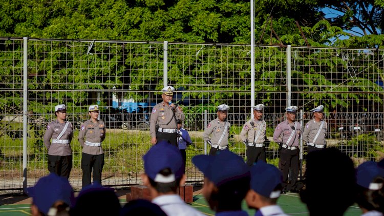 Human Error Menjadi Penyebab Utama Kecelakaan, Satlantas Polresta Kupang Kota Berikan Sosialisasi di SMA Kristen Lentera.