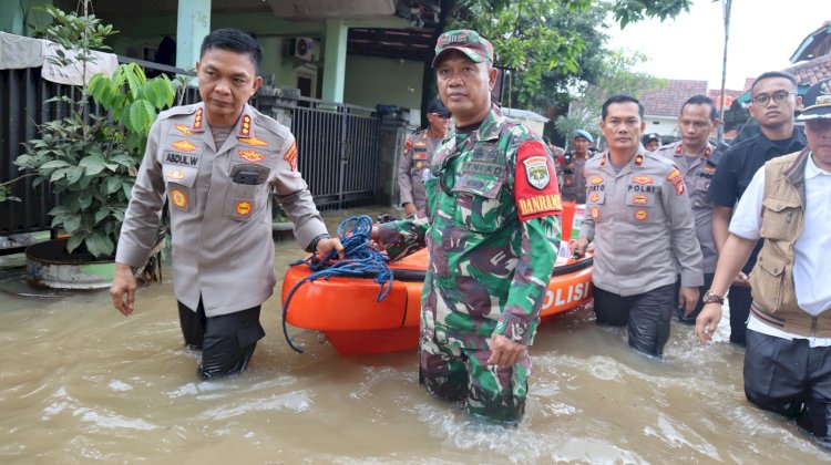 Polri salurkan bantuan dan evakuasi warga terdampak banjir di Bekasi dan Depok