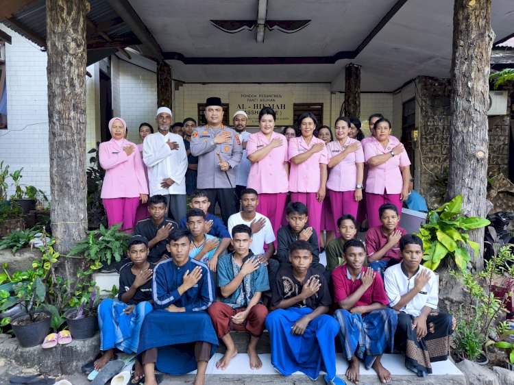 Kapolresta bersama Ketua Yayasan Kemala Bhayangkari Cabang Kota Kupang, Berbagi Kasih dengan Anak Pondok Pesantren Al-Hikmah.