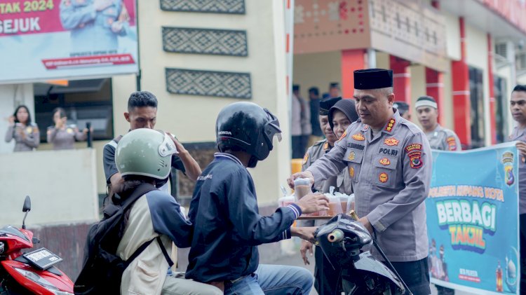 Berkah Ramadhan, Kapolresta Kupang Kota Berbagi Takjil kepada Pengendara di Jalan Frans Seda.