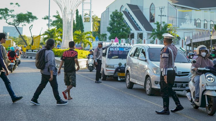 Pastikan Aman dan Lancar, Polresta Kupang Kota Tempatkan Personel di Lokasi Penjualan Takjil.