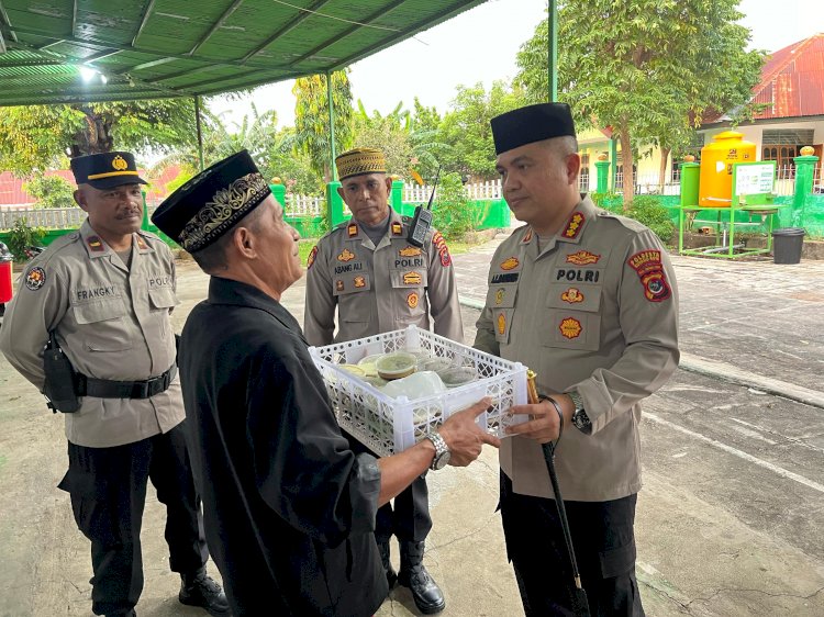 Berbagi Takjil di Masjid Nurul Quwah Lasikode, Kapolresta Aldinan: Semoga Puasanya Penuh Hikmah dan Gembira.