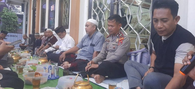 Safari Ramadhan 1446 H, Kapolsek Maulafa Buka Puasa Bersama Dengan Jemaah Masjid Darul Hijrah BTN Kolhua.