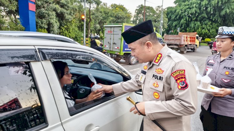 Kapolresta Kupang Kota Turun ke Jalan, Berbagi Takjil untuk Masyarakat.