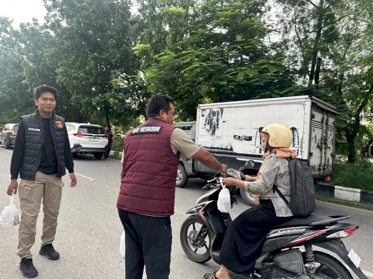 Satreskrim Polresta Kupang Kota Bagi-Bagi Takjil pada Masyarakat