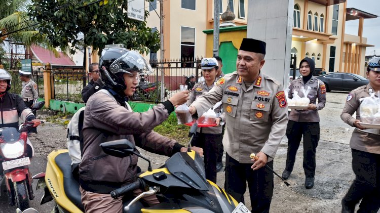 Berbagi Keberkahan, Polresta Kupang Kota Bagi Takjil untuk Masyarakat.