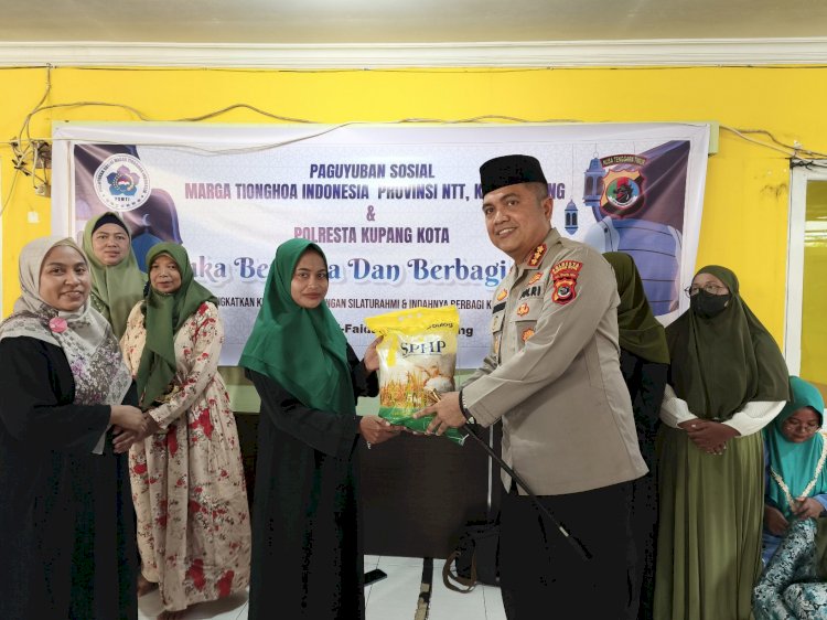 Kapolresta Kupang Kota dan PSMTI, Berbagi Kasih dan Buka Puasa Bersama dengan Jemaah Mushalla Al Faidah Oesapa.