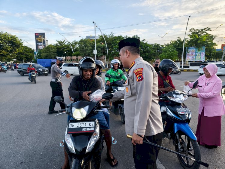 Polresta Kupang Kota dan Bhayangkari Bagikan Takjil Gratis kepada Masyarakat