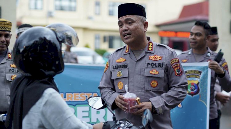 Wujud Kepedulian, Polresta Kupang Kota Berbagi Takjil kepada Pengendara.