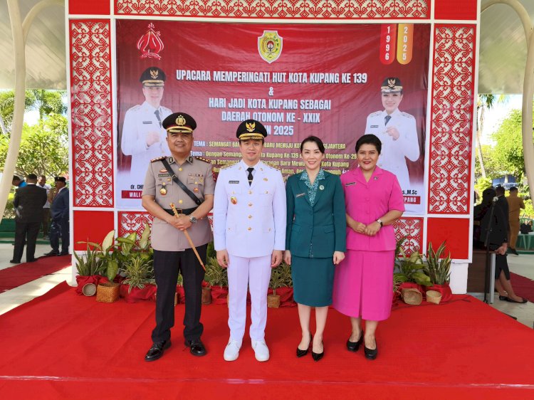 Kapolresta Kupang Kota Didampingi Ketua Bhayangkari, Hadiri Upacara HUT Kota Kupang.