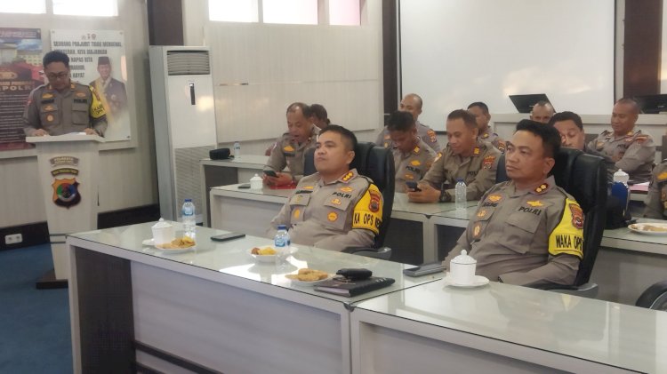 Kapolresta Kupang Kota Mendengar Paparan Kabag, Kasat dan Kasie Jelang May Day.