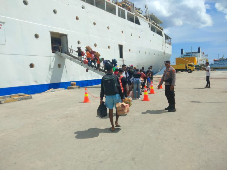 Beri Rasa Aman, Polsubsektor Tenau Pengamanan Keberangkatan Kapal dari Pelabuhan Tenau Kupang.