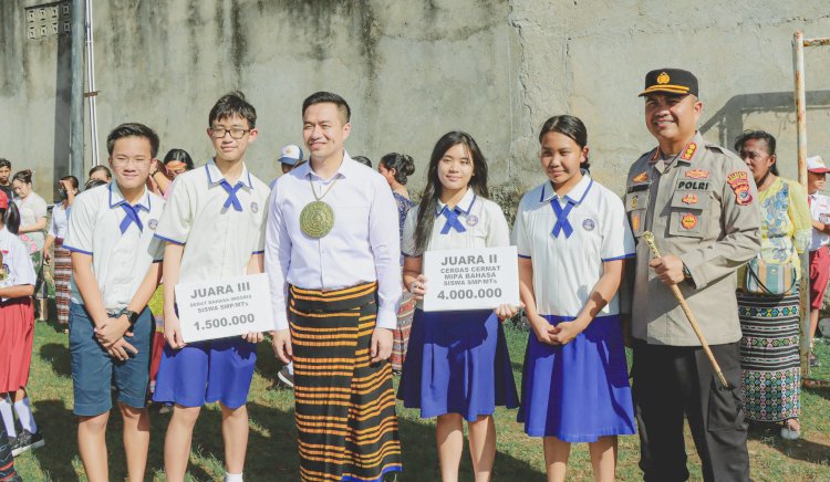 Hadiri Upacara Hardiknas, Kapolresta Kupang Kota Serahkan Piala dan Piagam Penghargaan Kepada Siswa Pemenang Lomba.