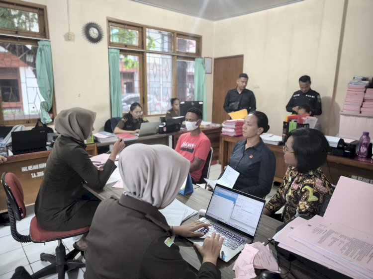 Penyidik PPA Satreskrim Polresta, Limpahkan Tersangka dan Barang Bukti ke Kejari Kota Kupang.