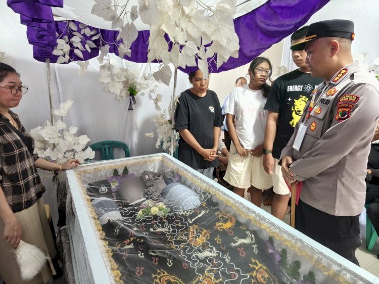 Kapolresta Kupang Kota Bersama Ketua Bhayangkari Melayat ke Rumah Duka, Polwan Bripka Thetjer Penlaana.
