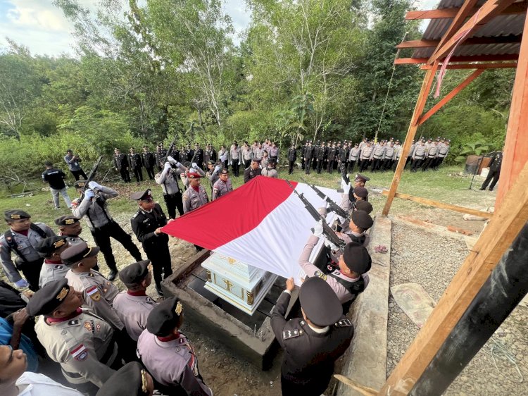 Bentuk Penghormatan Terakhir, Kapolresta Kupang Kota Pimpin Upacara Pemakaman Jenazah Bripka Thetjer Penlaana.