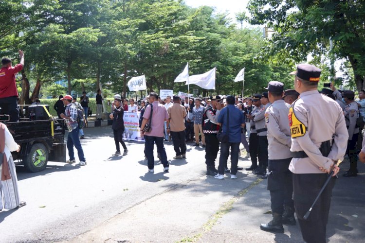 Kapolresta Kupang Kota Turun Langsung Amankan Aksi Unras Masyarakat Pulau Kera