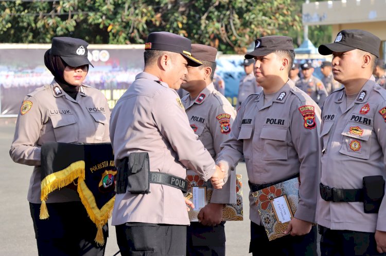 Berdedikasi Tinggi Dalam Bertugas, Kapolresta Kupang Kota Berikan Reward Kepada Personel Berprestasi.