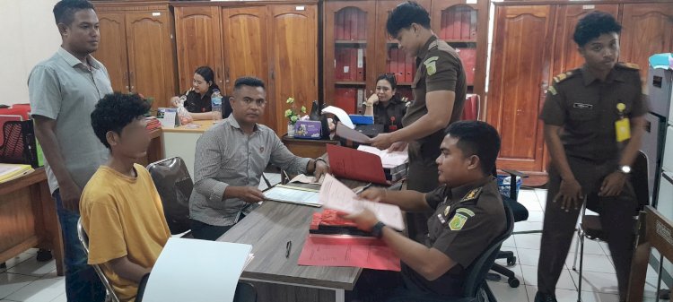 Penyidik Reskrim Polsek Kota Lama Limpahkan Tersangka Pencurian di Undana ke Kejari Kota Kupang
