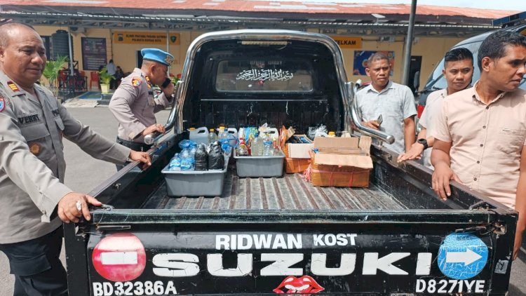 Operasi Pekat Turangga, Polsubsektor Tenau Amankan Ratusan Liter Miras Lokal di Pelabuhan.