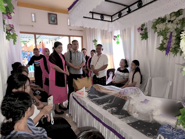 Kapolresta Kupang Kota Didampingi Ketua Bhayangkari, Melayat Istri dari Bhabinkamtibmas Kelurahan Merdeka.