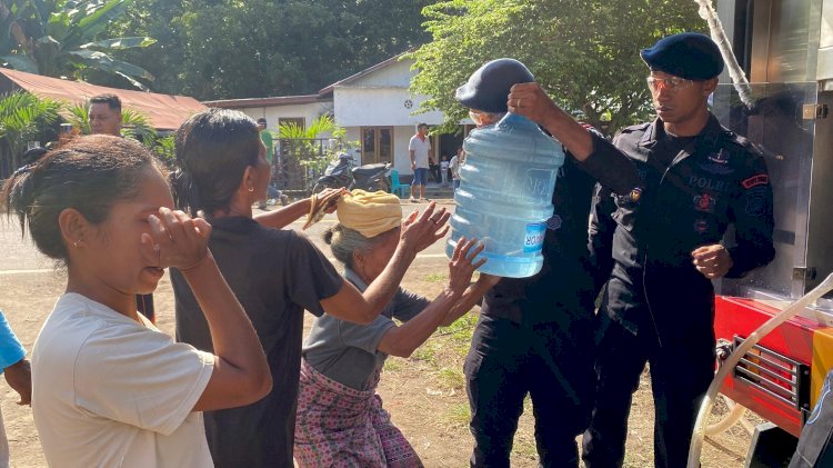 Polri untuk Masyarakat: Polda NTT Distribusikan Air Bersih ke Posko Pengungsian Erupsi Gunung Lewotobi