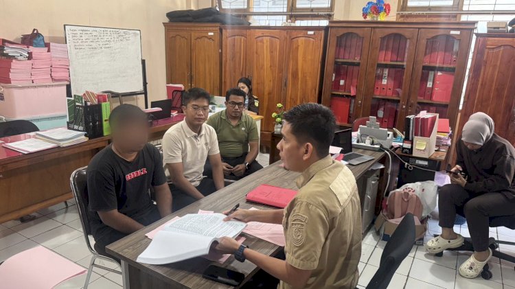 Gelapkan Uang PT Sebesar Rp48 Juta, Polresta Kupang Kota Limpahkan Tersangka dan Barang Bukti ke Kejari Kota Kupang.