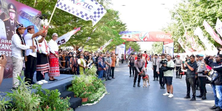 Kapolda NTT Lepas Karnaval Budaya Bhayangkara di Kupang Exotic Festival 2025